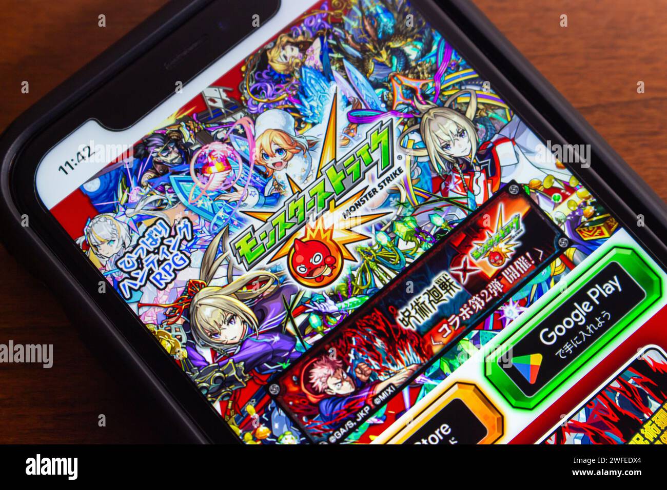 Site de Monster Strike vu dans iPhone. Monster Strike est un jeu mobile japonais qui combine puzzle, stratégie et éléments multijoueur coopératifs Banque D'Images