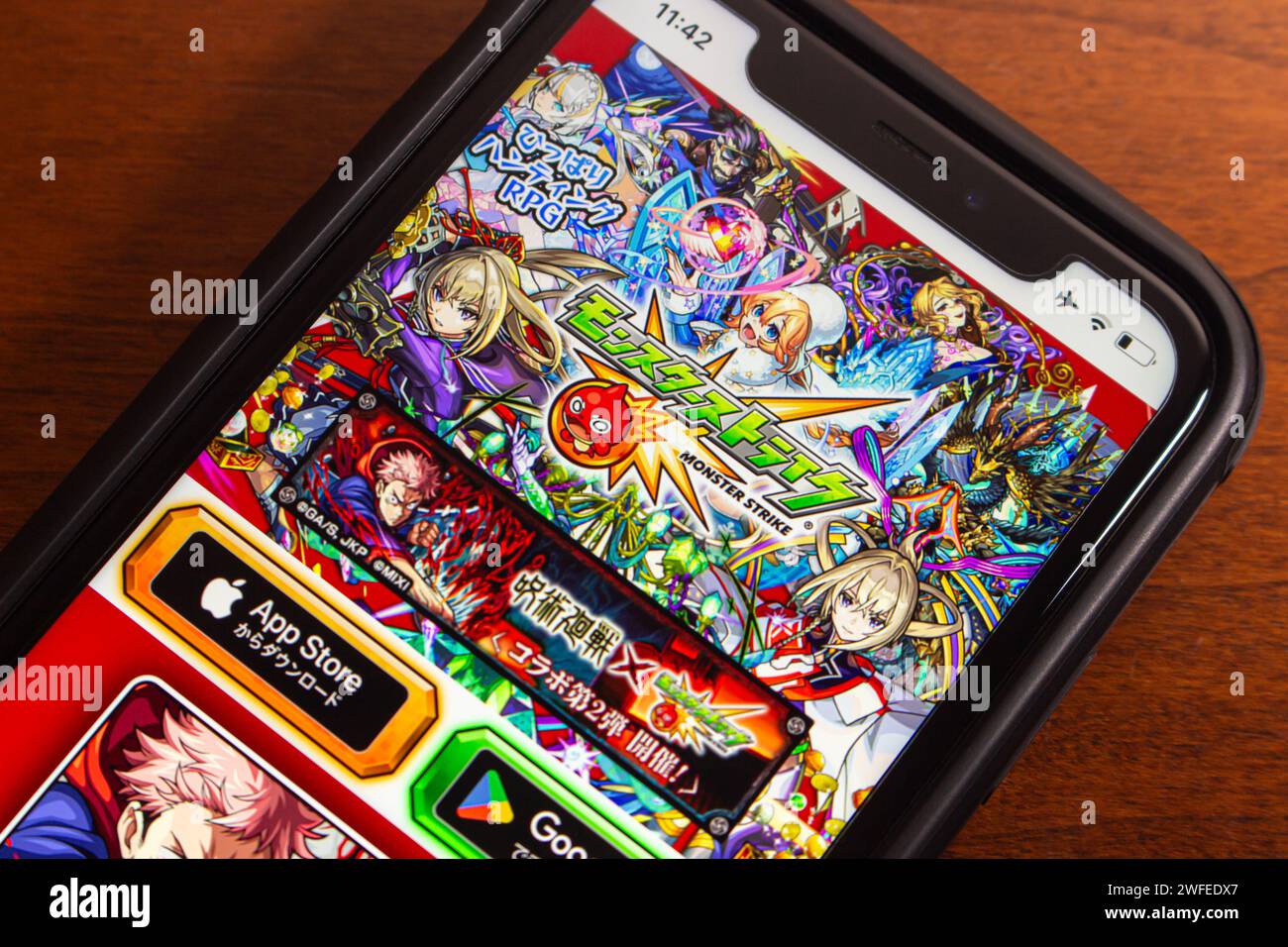 Site de Monster Strike vu dans iPhone. Monster Strike est un jeu mobile japonais qui combine puzzle, stratégie et éléments multijoueur coopératifs Banque D'Images