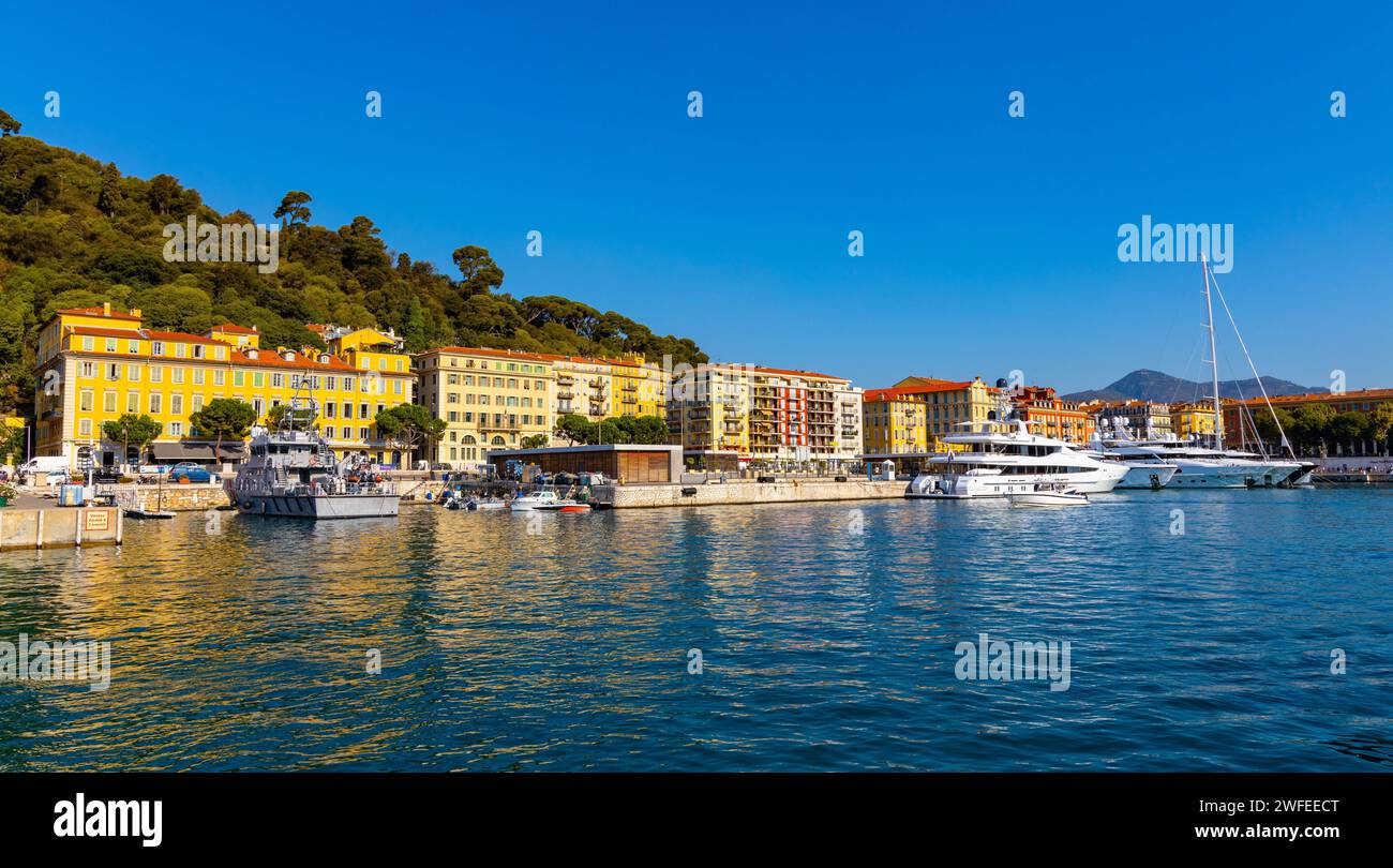 Nice, France - 5 août 2022 : joli port avec yachts, bateaux et pierces dans le port de Nice et port de plaisance quartier avec colline du Château du Château Banque D'Images