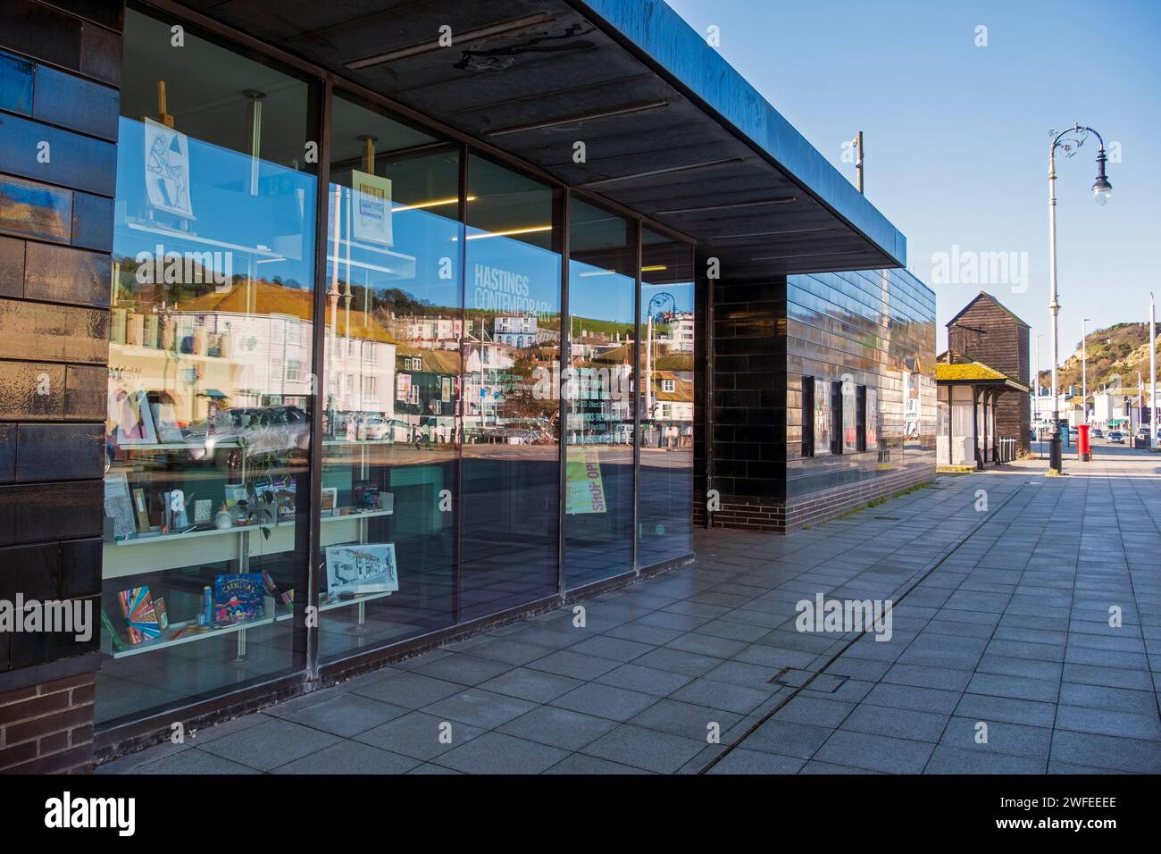 Hastings Contemporary Art Gallery avec les maisons de la vieille ville reflétées dans les fenêtres, Rock-a-Nore, East Sussex, Angleterre, Royaume-Uni Banque D'Images