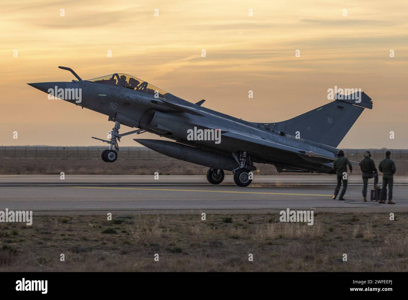 © PHOTOPQR/LA PROVENCE/SPEICH Frederic ; Istres ; 30/01/2024 ; entraînement a l'Appontage Simule sur piste (ASSP) des pilotes de rafale Marine de l'Aéronautique navale les pilotes de la Flotille 12F venus de Landivisiau (Finistère) s'exerce, pendant deux semaines, aux manœuvres d'Appontage sur la piste de la base aérienne 125 d'Istres sous les ordres d'Appontage. Cette entraînement est nécessaire avant un embarquement sur le porte-avions Charles de Gaulle Istres, France, 30 janvier 2024 Simulated Airplane Landing Training (ASSP) for Rafale Marine pilotes of Naval Aeronautics Banque D'Images