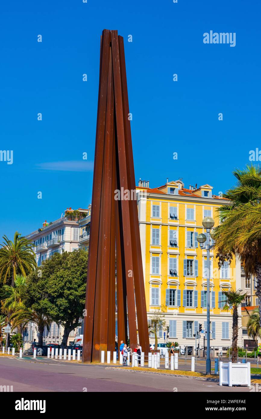 Nice, France - 5 août 2022: Neuf Lignes obliques neuf lignes obliques monument par Bernar Venet à la Promenade des Anglais le long de la plage de Nice sur le RI Français Banque D'Images