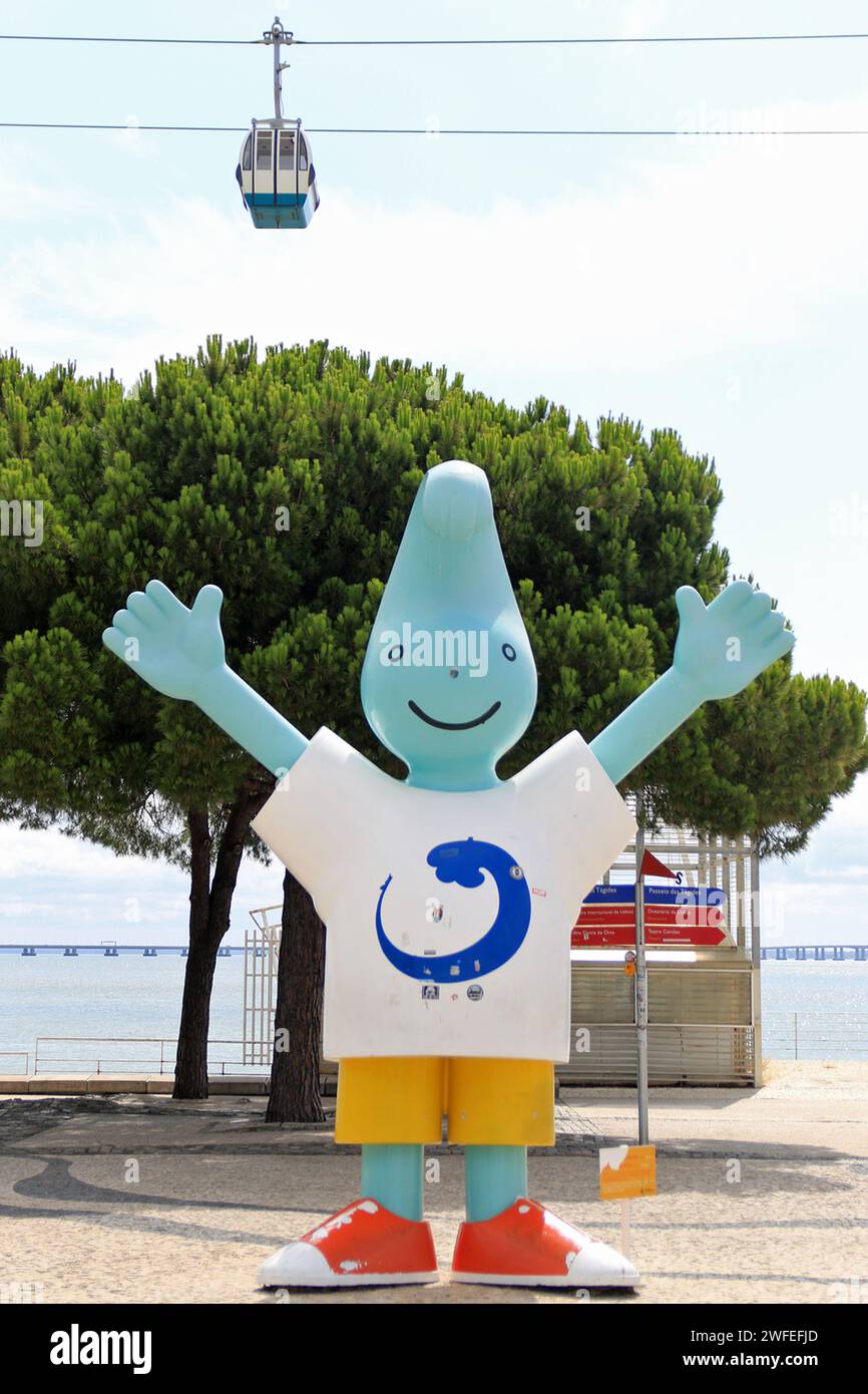 La mascotte Expo 98 dans le Parc des Nations de Lisbonne a été conçue par le duo portugais du peintre António Modesto et du sculpteur Artur Moreira. Il est nommé Gil, d'après le navigateur portugais Gil Eanes. Banque D'Images