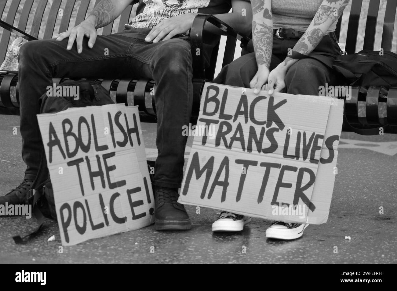 Black Lives Matter Hollywood March. Deux panneaux lisent abolir la police! Et Black TRANS Lives Matter Banque D'Images