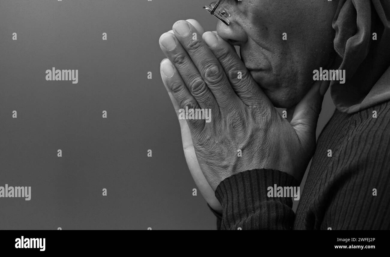 Homme noir priant à Dieu avec les mains ensemble homme des Caraïbes priant avec les gens image stock photo stock Banque D'Images