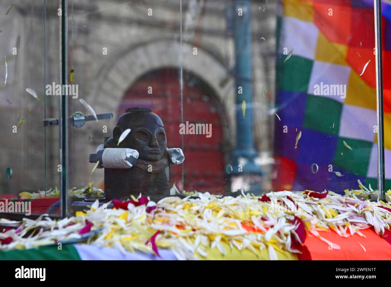 La Paz, BOLIVIE ; 24 janvier 2015. Une ancienne illa (ou statue) d'un Ekeko (un dieu aymara de l'abondance) vu devant l'église de san Francisco et un drapeau wiphala alors qu'il est défilé dans les rues de la Paz pour célébrer sa première apparition au festival Alasitas, qui commence aujourd'hui. La statue a environ 2000 ans et a été faite par la culture Pucara. Il a été pris du site archéologique de Tiwanaku en Suisse en 1858, et retourné à la Bolivie par le Musée d'histoire de Berne en novembre 2014. Banque D'Images