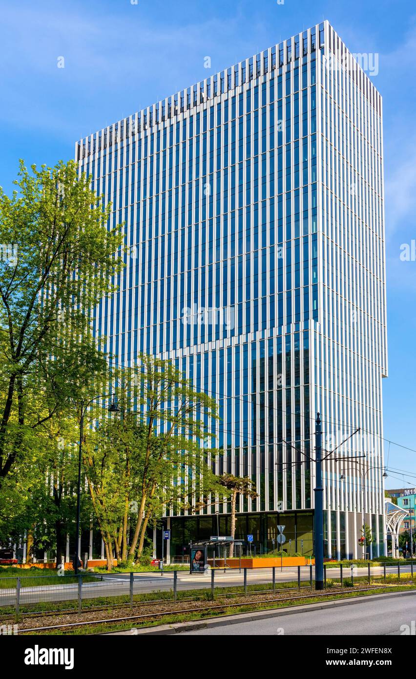 Lodz, Pologne - 21 mai 2023: HI Piotrkowska 155 complexe de bureaux avec Hampton by Hilton hôtel à la rue Mickiewicza dans le centre historique de la ville de Lodz vieux Banque D'Images