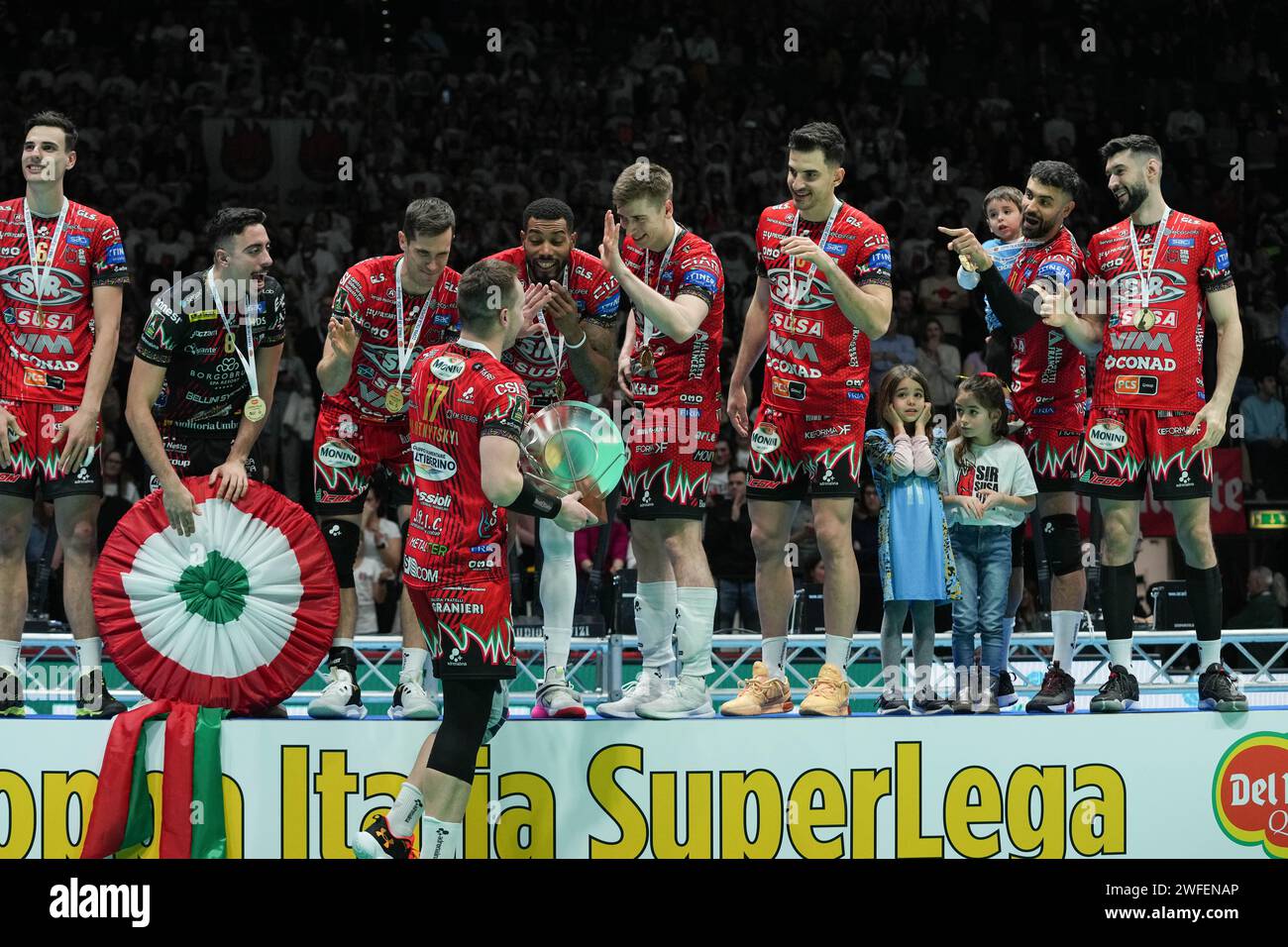 Casalecchio Di Reno, Italie. 28 janvier 2024. Plotnytskyi Oleh #17 de Sir Susa Vim Perugia célèbre le prix du MVP avec Perugia Team lors du match pour la médaille d’or SuperLega 23/24 “Del Monte Coppa Italia” entre Sir Susa Vim Perugia et Mint Vero volley Monza à l’Unipol Arena. Score final ; Pérouse 3:1 Monza. (Photo Marco Zaccagnini/SOPA Images/Sipa USA) crédit : SIPA USA/Alamy Live News Banque D'Images