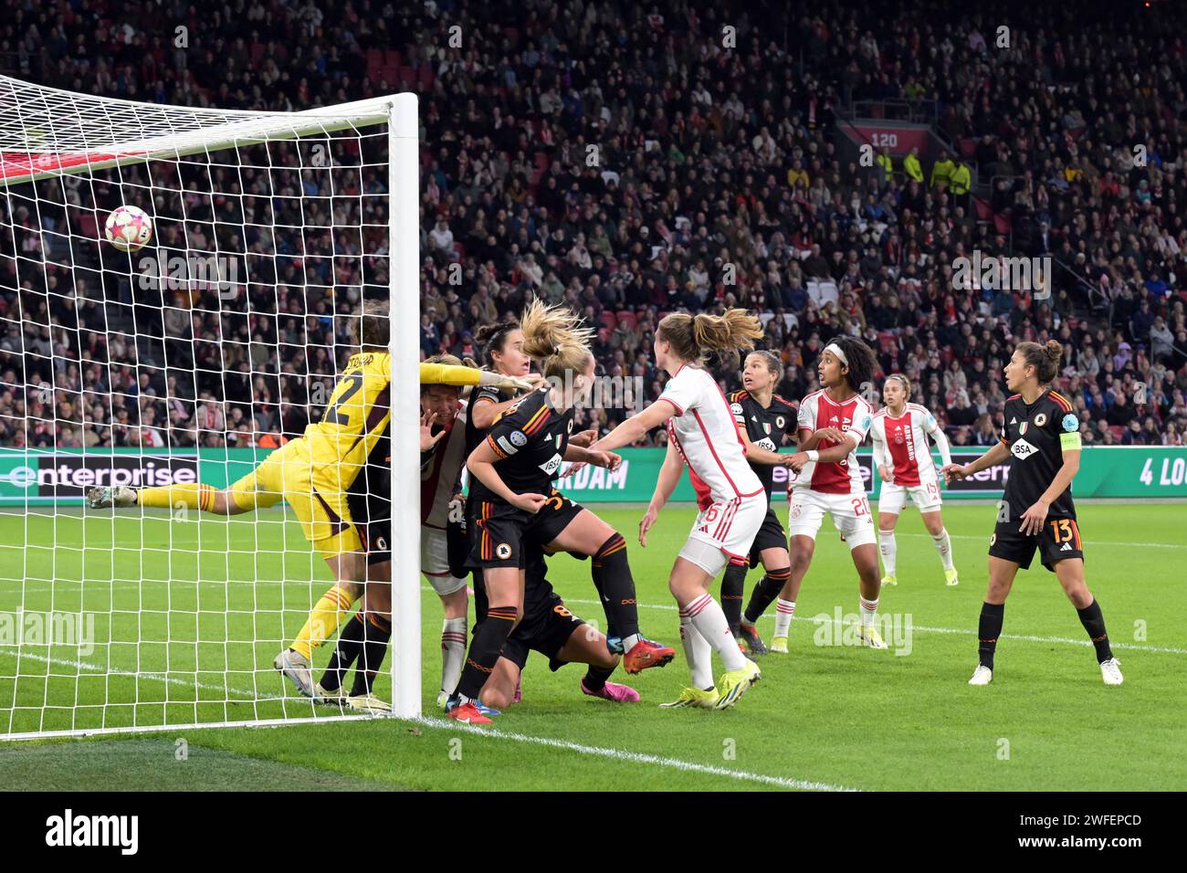 AMSTERDAM - Zara Kramzar de L'AS Roma (33) marque les 2-1 de son propre but lors du match du groupe C de la Ligue des champions féminine de l'UEFA entre l'Ajax Amsterdam et L'AS Roma au Johan Cruijff Arena le 30 janvier 2024 à Amsterdam, pays-Bas. ANP GERRIT VAN COLOGNE Banque D'Images