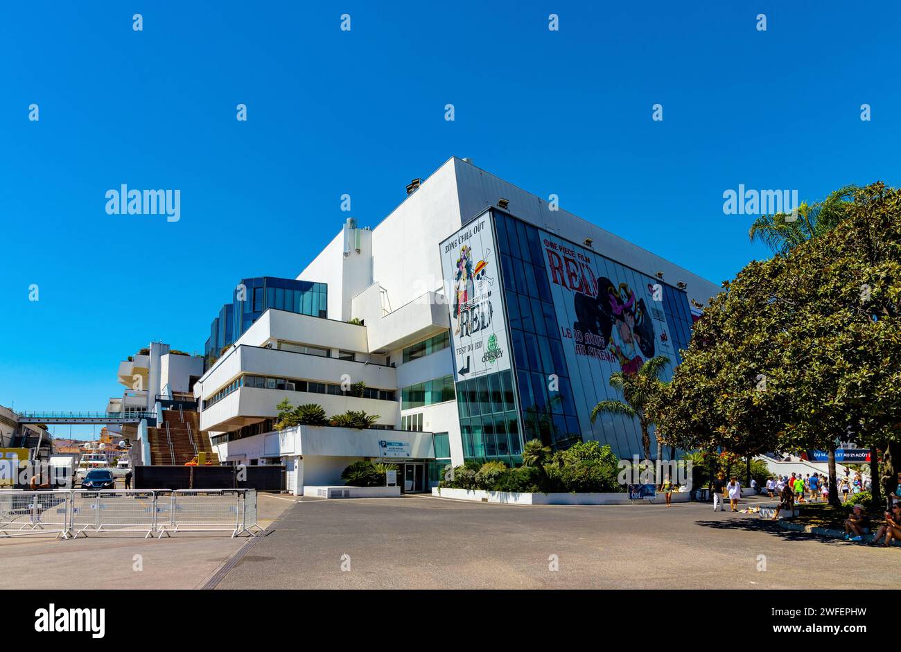 Cannes, France - 31 juillet 2022 : vue latérale du festival de cinéma Palais des Festivals et Congrès rue Buttura et Boulevard de la Croisette à Cannes o Banque D'Images