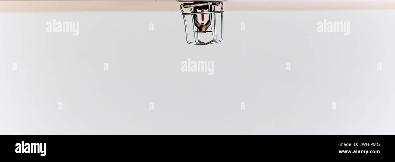 Gicleur d'incendie installé au plafond. Installations de protection incendie dans les bâtiments modernes Banque D'Images