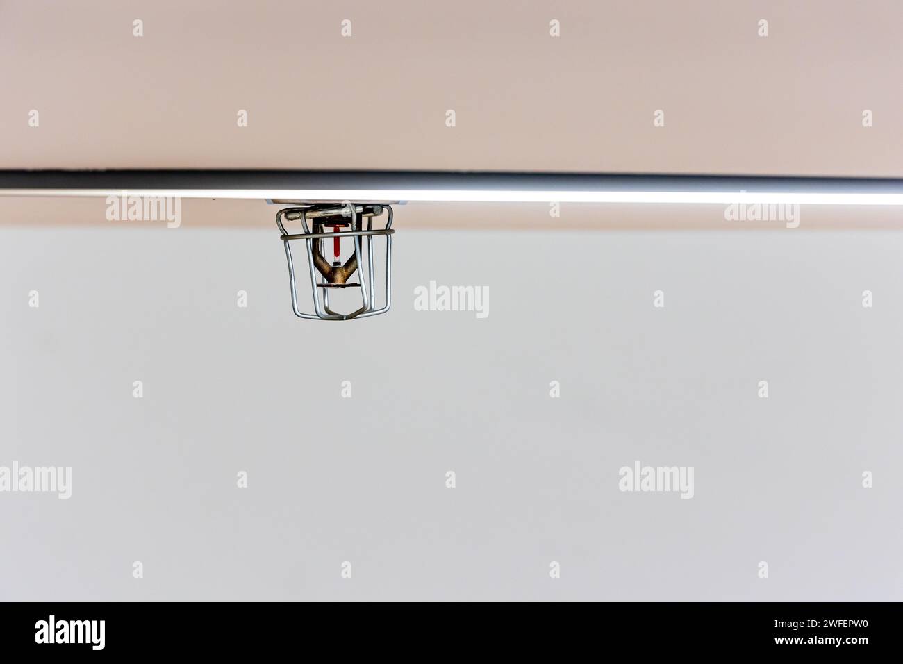 Gicleur d'incendie installé au plafond. Installations de protection incendie dans les bâtiments modernes Banque D'Images