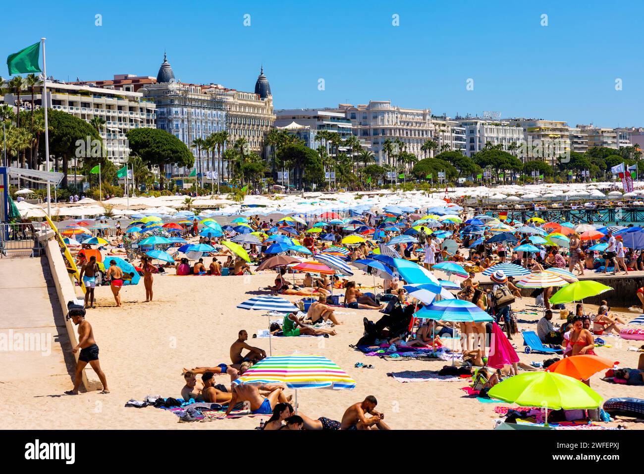 Cannes, France - 31 juillet 2022 : les touristes prennent un bain de soleil sur la plage de la Croisette au bord de la mer Méditerranée de la Côte d'Azur Banque D'Images