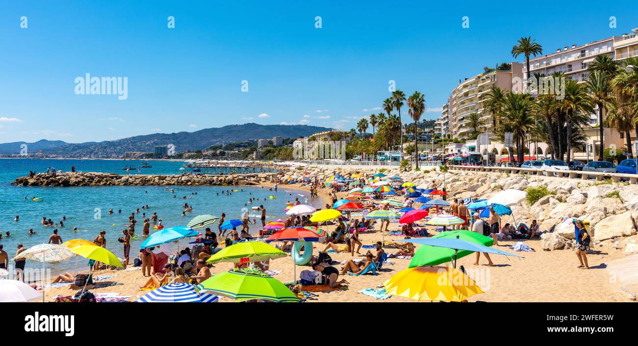 Cannes, France - 31 juillet 2022 : les touristes prennent un bain de soleil sur la plage de la Croisette au bord de la mer Méditerranée de la Côte d'Azur Banque D'Images