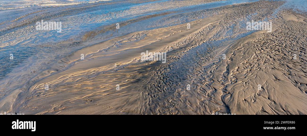 Vue d'une érosion naturelle unique générée par l'eau de l'océan Atlantique comme un art côtier près de la plage de Sotavento de Jandia à Fuerteventura Banque D'Images