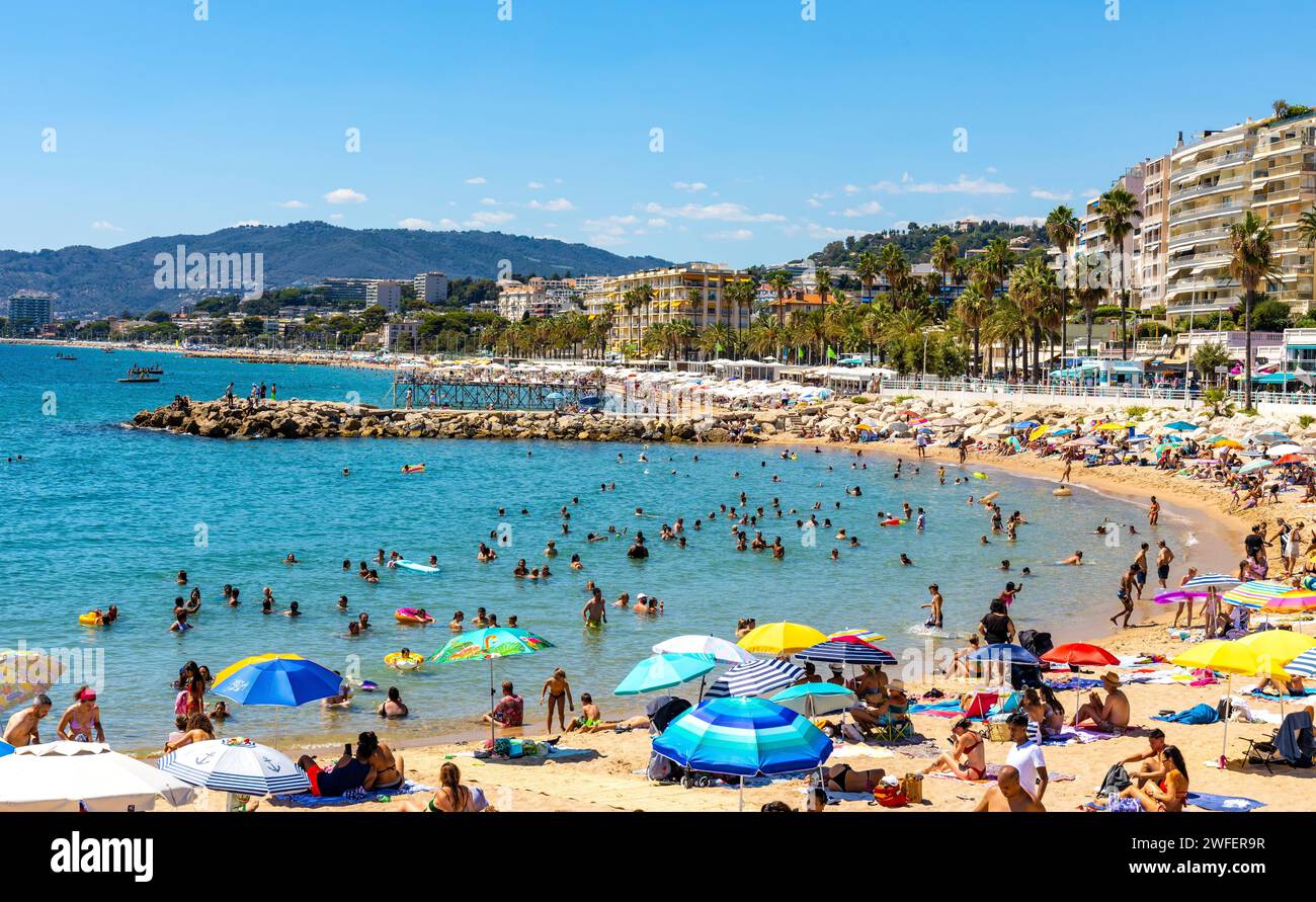 Cannes, France - 31 juillet 2022 : les touristes prennent un bain de soleil sur la plage de la Croisette au bord de la mer Méditerranée de la Côte d'Azur Banque D'Images