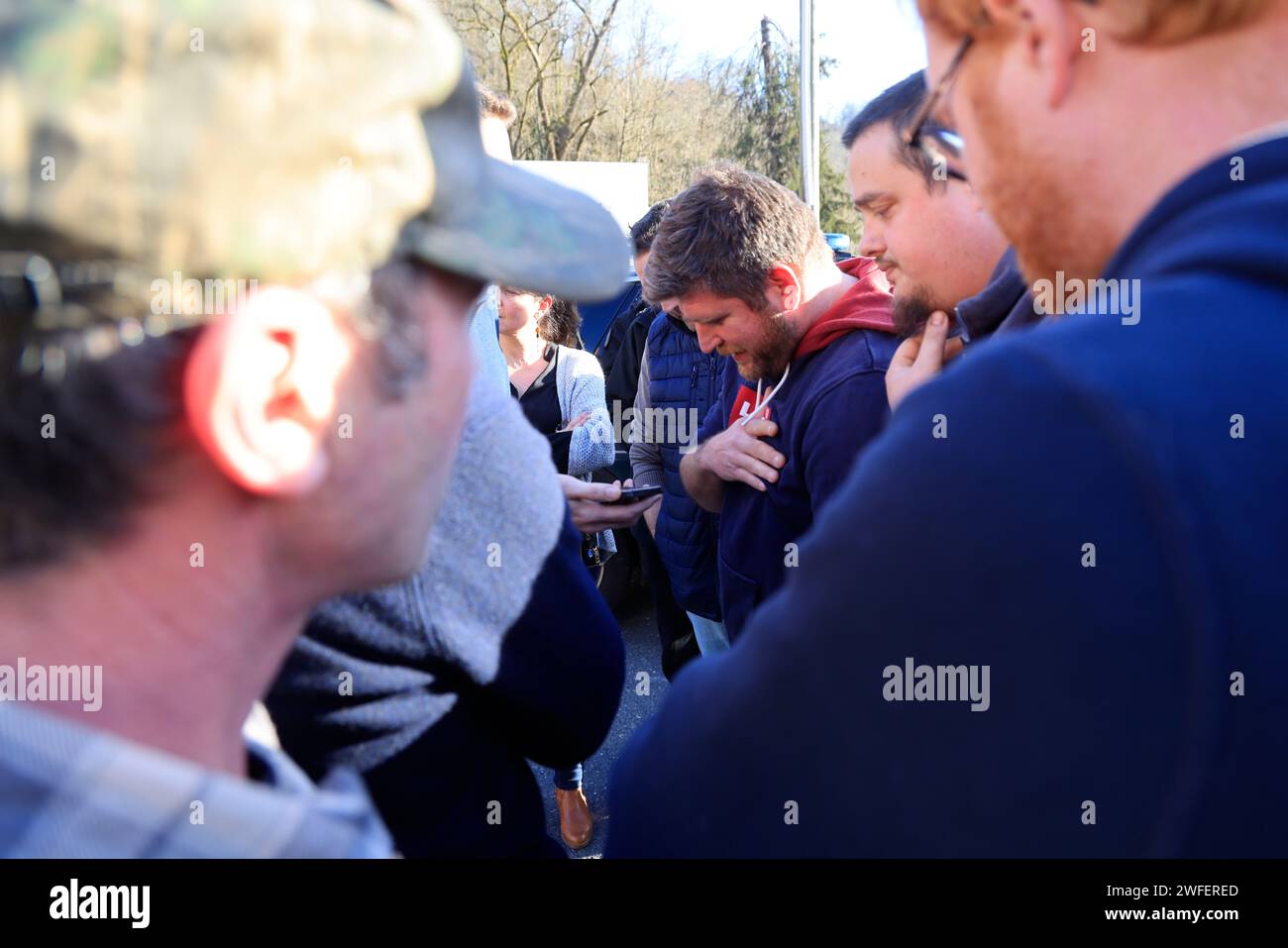 Ussac/Gare d'Aubazine, France. 30 janvier 2024. Colère et manifestations des agriculteurs en France. Les agriculteurs de Corrèze quittent l’autoroute A20 qu’ils bloquent pour effectuer une inspection dans une entreprise spécialisée dans la transformation et la commercialisation des fruits à coque. Ils veulent vérifier la proportion de noix françaises par rapport aux noix importées de pays étrangers qui ne sont pas soumis aux mêmes normes. Ussac/Gare d'Aubazine, Corrèze, Limousin, Nouvelle Aquitaine, France, Europe. Photo Hugo Martin/Alamy Live News. Banque D'Images