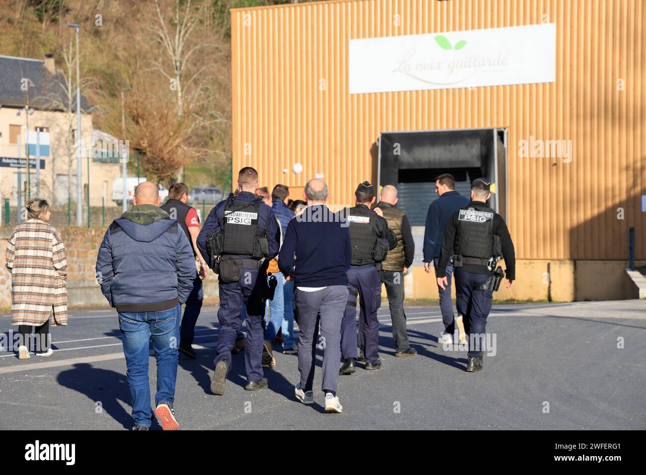 Ussac/Gare d'Aubazine, France. 30 janvier 2024. Colère et manifestations des agriculteurs en France. Les agriculteurs de Corrèze quittent l’autoroute A20 qu’ils bloquent pour effectuer une inspection dans une entreprise spécialisée dans la transformation et la commercialisation des fruits à coque. Ils veulent vérifier la proportion de noix françaises par rapport aux noix importées de pays étrangers qui ne sont pas soumis aux mêmes normes. Ussac/Gare d'Aubazine, Corrèze, Limousin, Nouvelle Aquitaine, France, Europe. Photo Hugo Martin/Alamy Live News. Banque D'Images