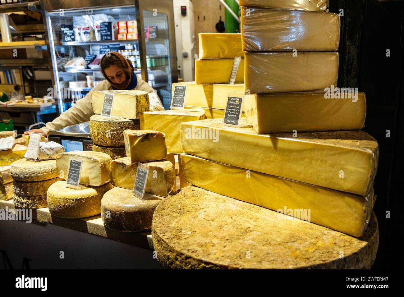 Meules à fromage à Mons Cheesemongers Stall à Borough Market, Londres, Angleterre Banque D'Images