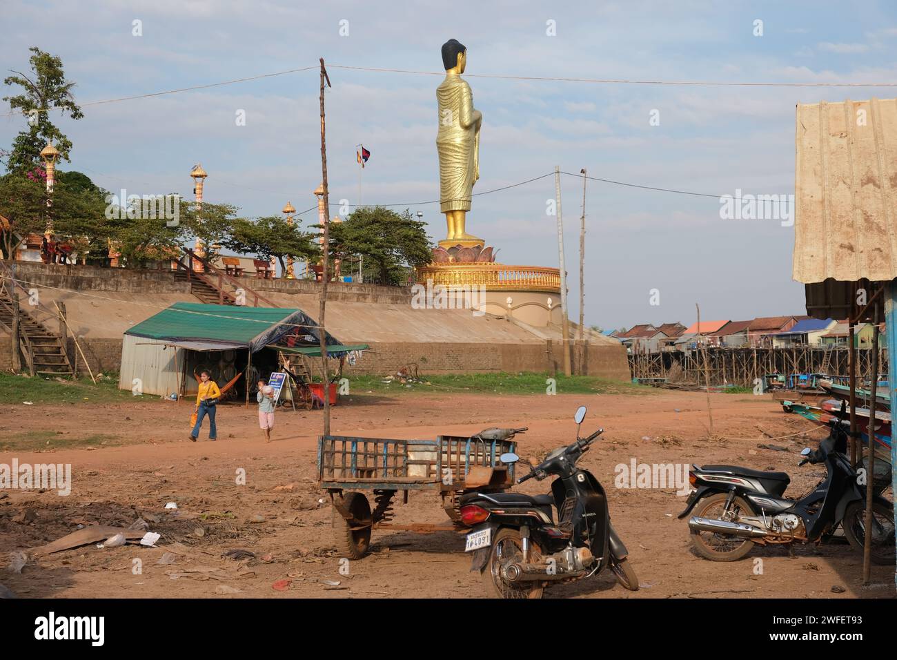 Grande statue dorée de Bouddha dans le village flottant Kampong Khleang près de Siem Reap, Cambodge Banque D'Images