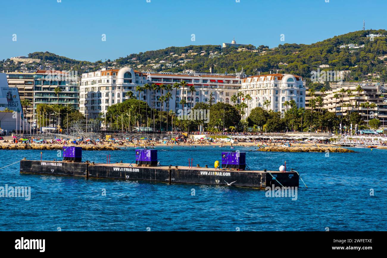 Cannes, France - 31 juillet 2022 : Centre-ville de Cannes avec port de plaisance et port de plaisance et festival de cinéma Palais des Festivals et Congrès au Boulevard de la Banque D'Images