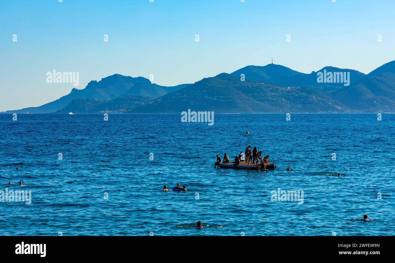 Cannes, France - 31 juillet 2022 : touristes profitant du soleil et de l'eau sur le bateau à côté Plage du midi Plage avec vue sur les Alpes au bord de la mer Méditerranée des Français Banque D'Images