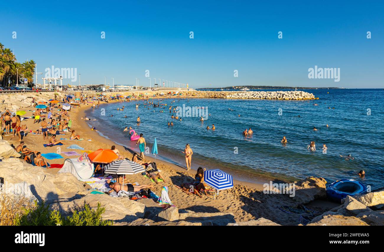 Cannes, France - 31 juillet 2022 : les touristes prennent un bain de soleil sur la plage du midi au bord de la mer Méditerranée de la Côte d'Azur Banque D'Images