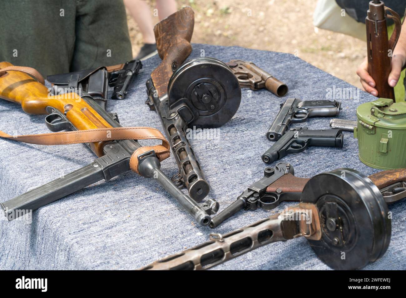 Armes allemandes et soviétiques de la Seconde Guerre mondiale, pistolets, mitrailleuses et équipements militaires Banque D'Images