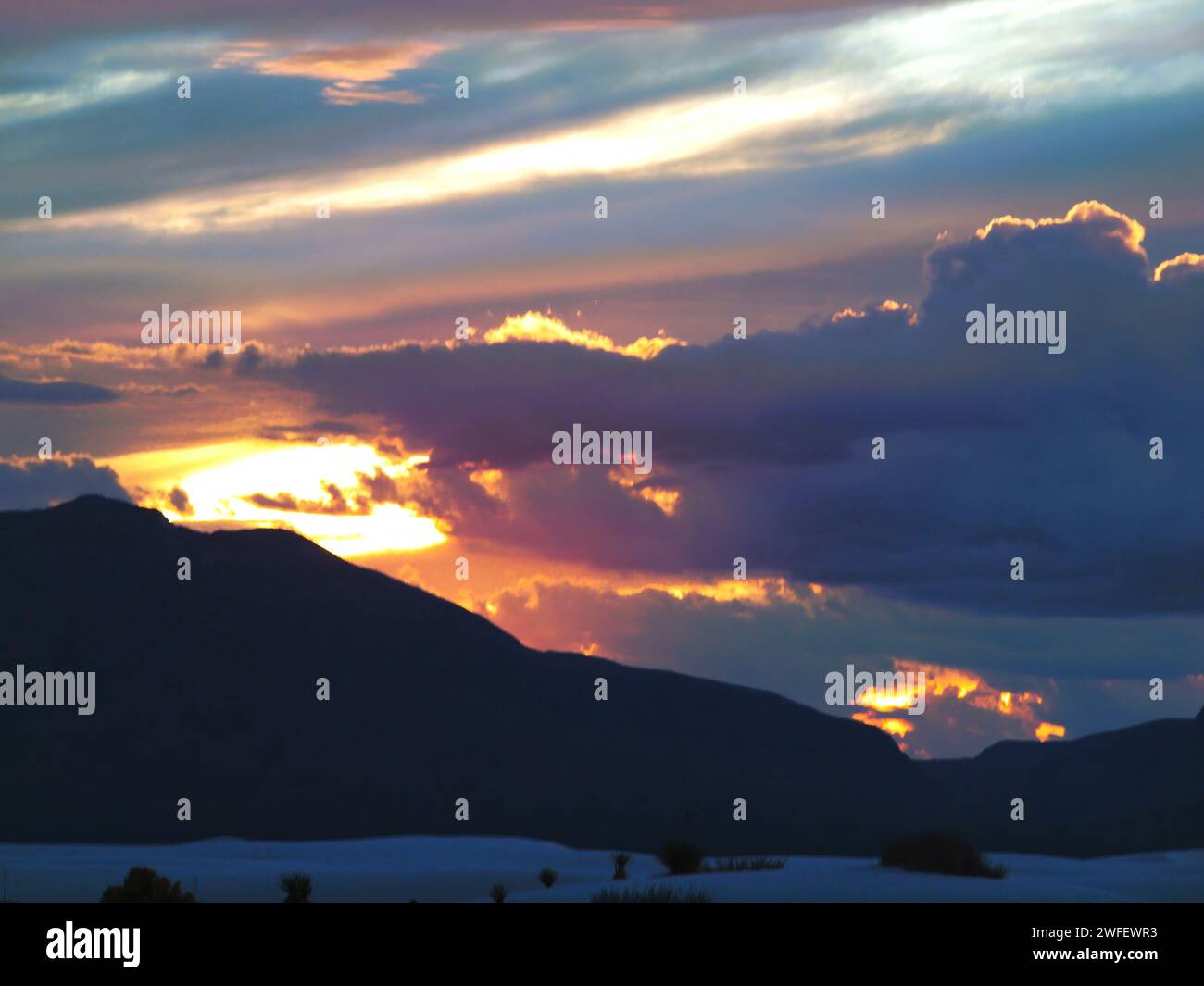Un coucher de soleil du Nouveau-Mexique au parc national de White Sands, Nouveau-Mexique Banque D'Images
