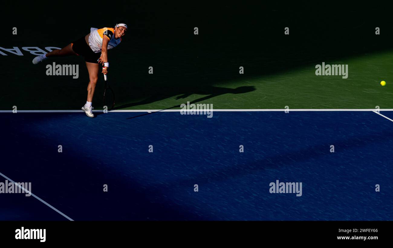 Vera Zvonareva, de Russie, vs ONS Jabeur, de Tunisie, lors de leur match de la ronde 1 dans le cadre des Dubai Duty Free tennis Championships WTA 500, le 15 février 2022 à Dubaï, aux Émirats arabes Unis. Photo de Victor Fraile / Power Sport Images Banque D'Images