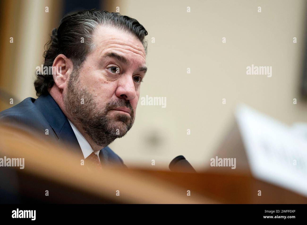 Washington, États-Unis. 30 janvier 2024. L'ancien procureur général de l'Arizona Mark Brnovich regarde sur.au cours d'un sous-comité judiciaire de la Chambre sur la Constitution et le gouvernement limité à la frontière sud au Capitole des États-Unis à Washington, DC le mardi 30 janvier 2024. Photo Bonnie Cash/UPI crédit : UPI/Alamy Live News Banque D'Images