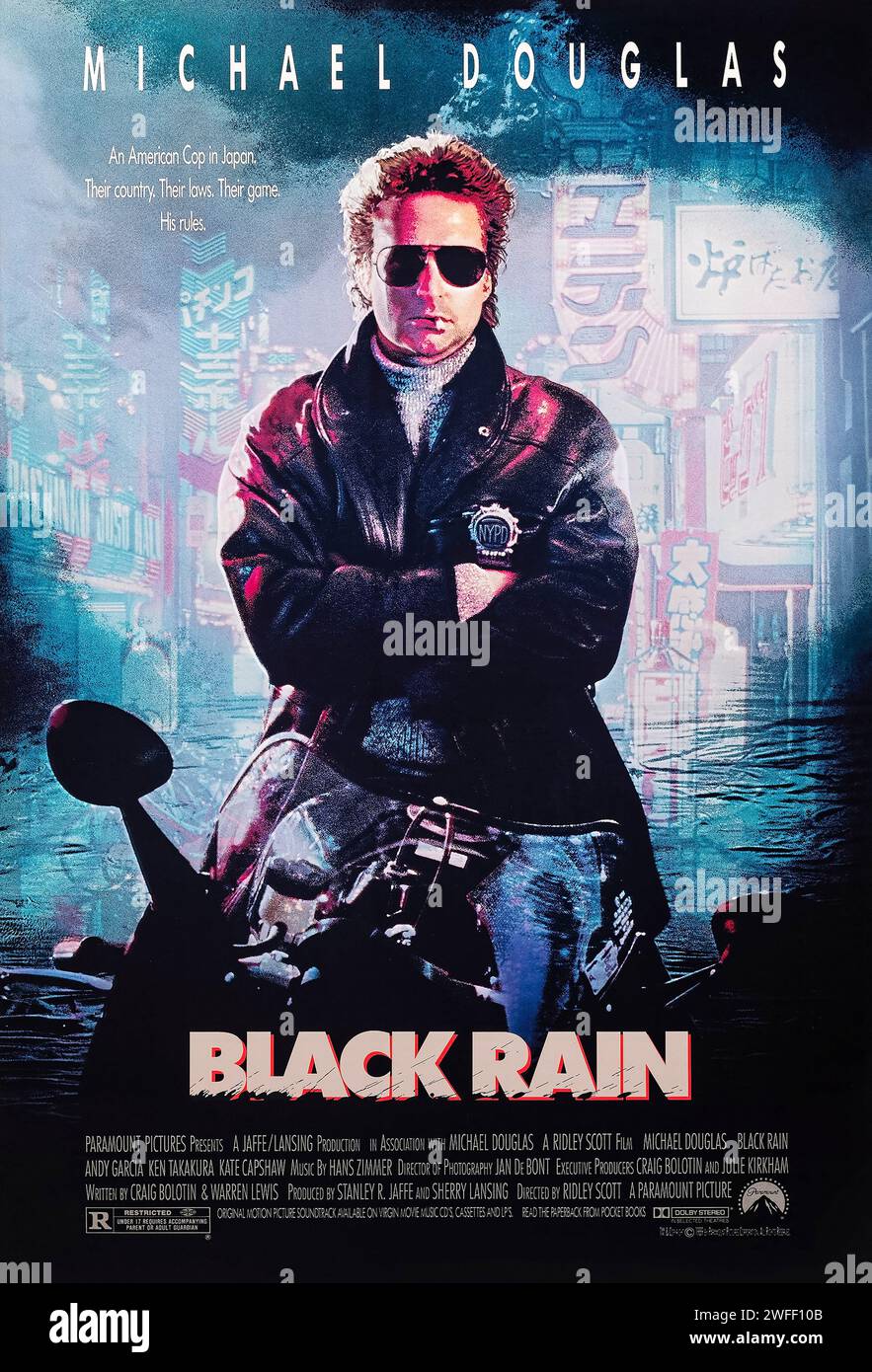 Black Rain (1989) réalisé par Ridley Scott et mettant en vedette Michael Douglas, Andy Garcia et Ken Takakura. Deux flics de New York arrêtent un membre de Yakuza et doivent l'escorter quand il est extradé au Japon. Photographie d'une affiche originale d'une feuille US de 1989. ***USAGE ÉDITORIAL SEULEMENT*** crédit : BFA / Paramount Pictures Banque D'Images