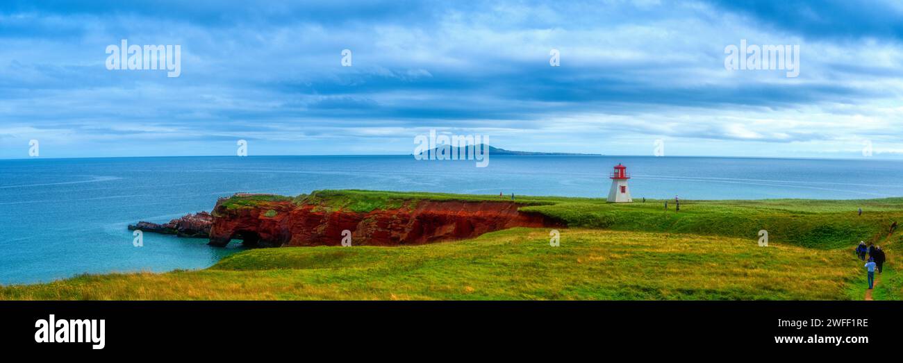 Phare sur la côte, phare du cap Alright, Iles de la Madeleine, Québec, Canada Banque D'Images