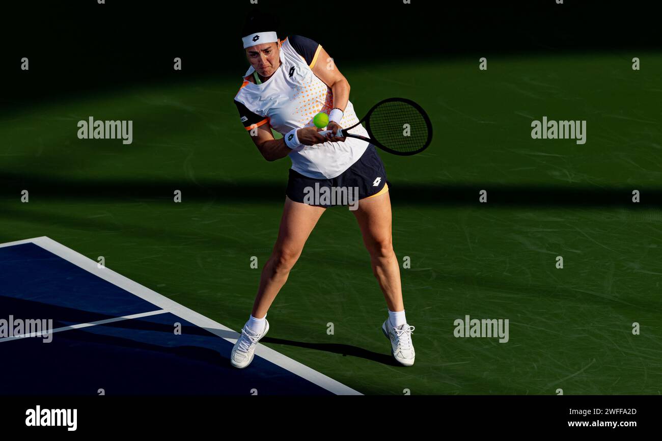 Vera Zvonareva, de Russie, vs ONS Jabeur, de Tunisie, lors de leur match de la ronde 1 dans le cadre des Dubai Duty Free tennis Championships WTA 500, le 15 février 2022 à Dubaï, aux Émirats arabes Unis. Photo de Victor Fraile / Power Sport Images Banque D'Images