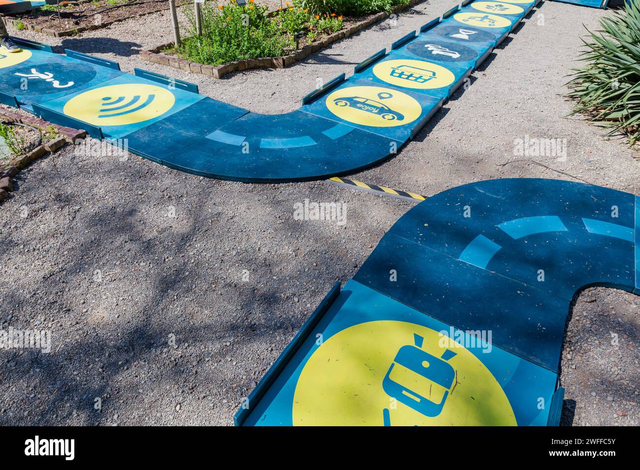 MILAN, ITALIE- 04 17 2023 : ENI met l’énergie en mouvement avec l’installation artistique « Walk the Talk », transforme la Brera Botanical pendant la semaine du design Banque D'Images