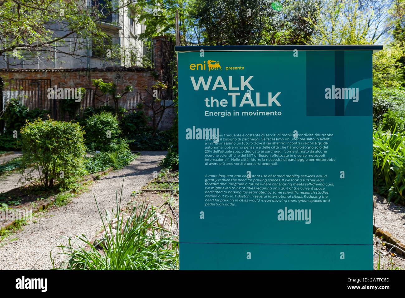 MILAN, ITALIE- 04 17 2023 : ENI met l’énergie en mouvement avec l’installation artistique « Walk the Talk », transforme la Brera Botanical pendant la semaine du design Banque D'Images