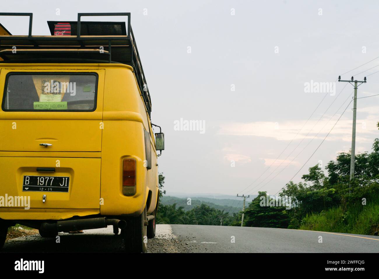 Jaune Volkswagen kombi ou bus garé dans la route latérale Banque D'Images