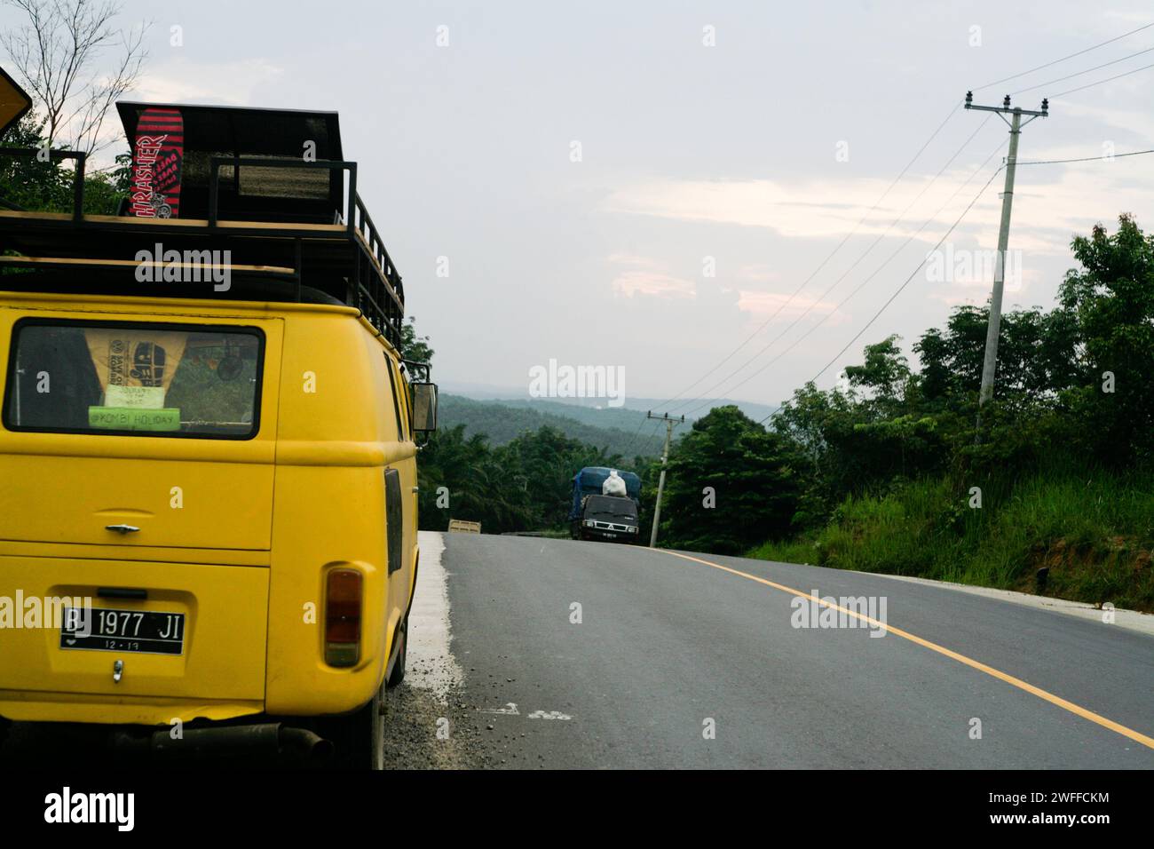 Jaune Volkswagen kombi ou bus garé dans la route latérale Banque D'Images