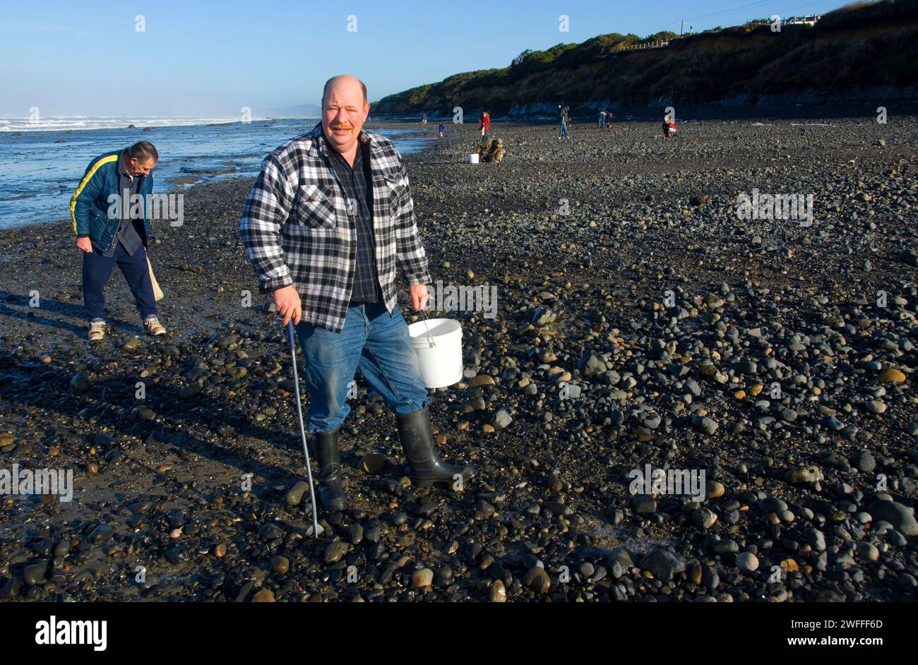 Collecteur d'Agate sur plage, parc d'état de Lost Creek, Oregon Banque D'Images