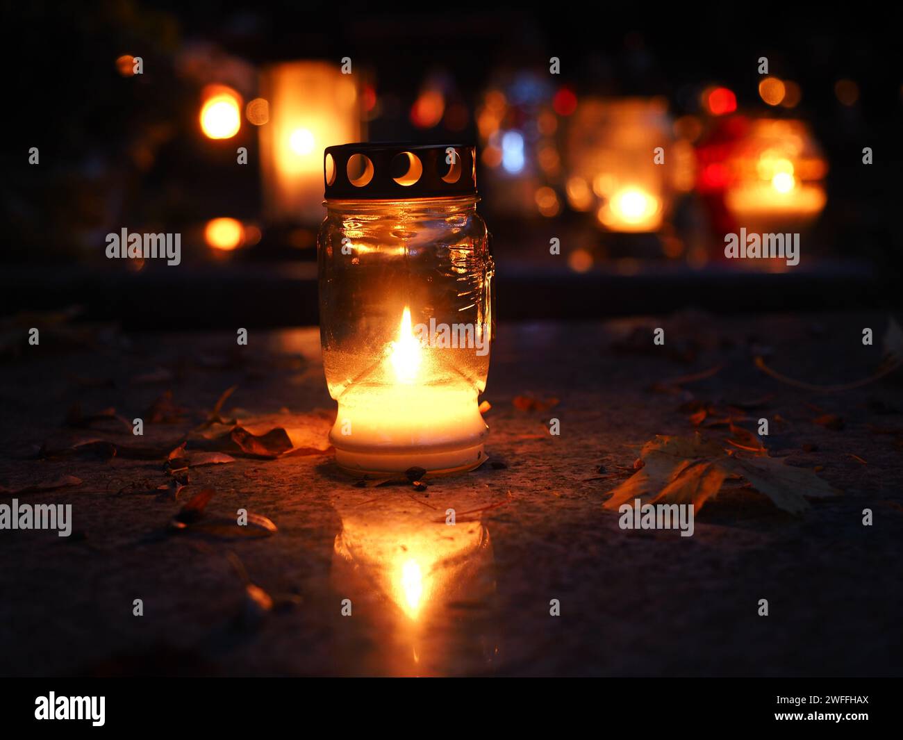 Une bougie dans une lanterne dans un cimetière le jour de la Saint Banque D'Images