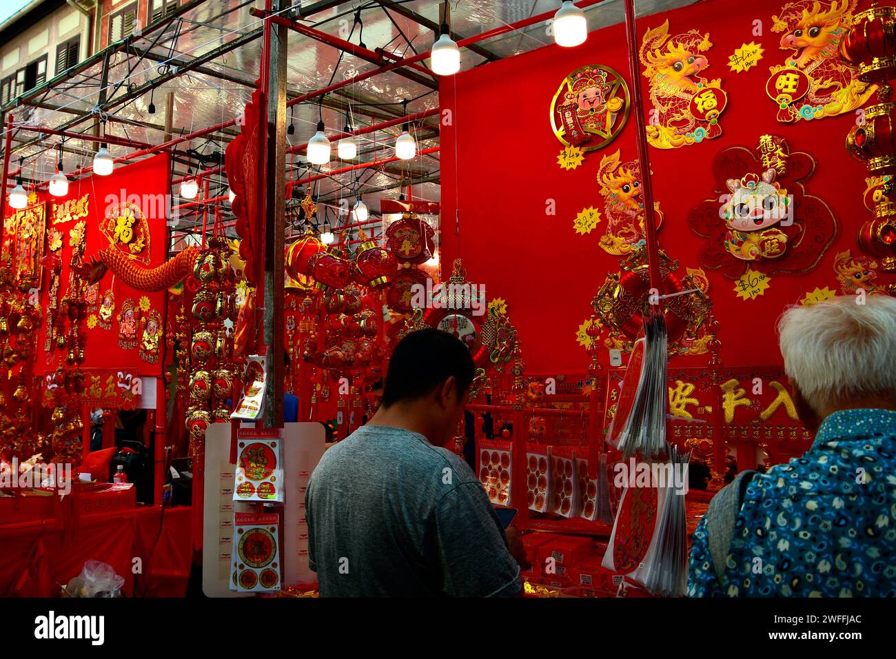 Singapour, 26 janvier 2024. Chinatown, préparation au nouvel an chinois, avec des décorations rouge vif et or exposées et à vendre. Banque D'Images