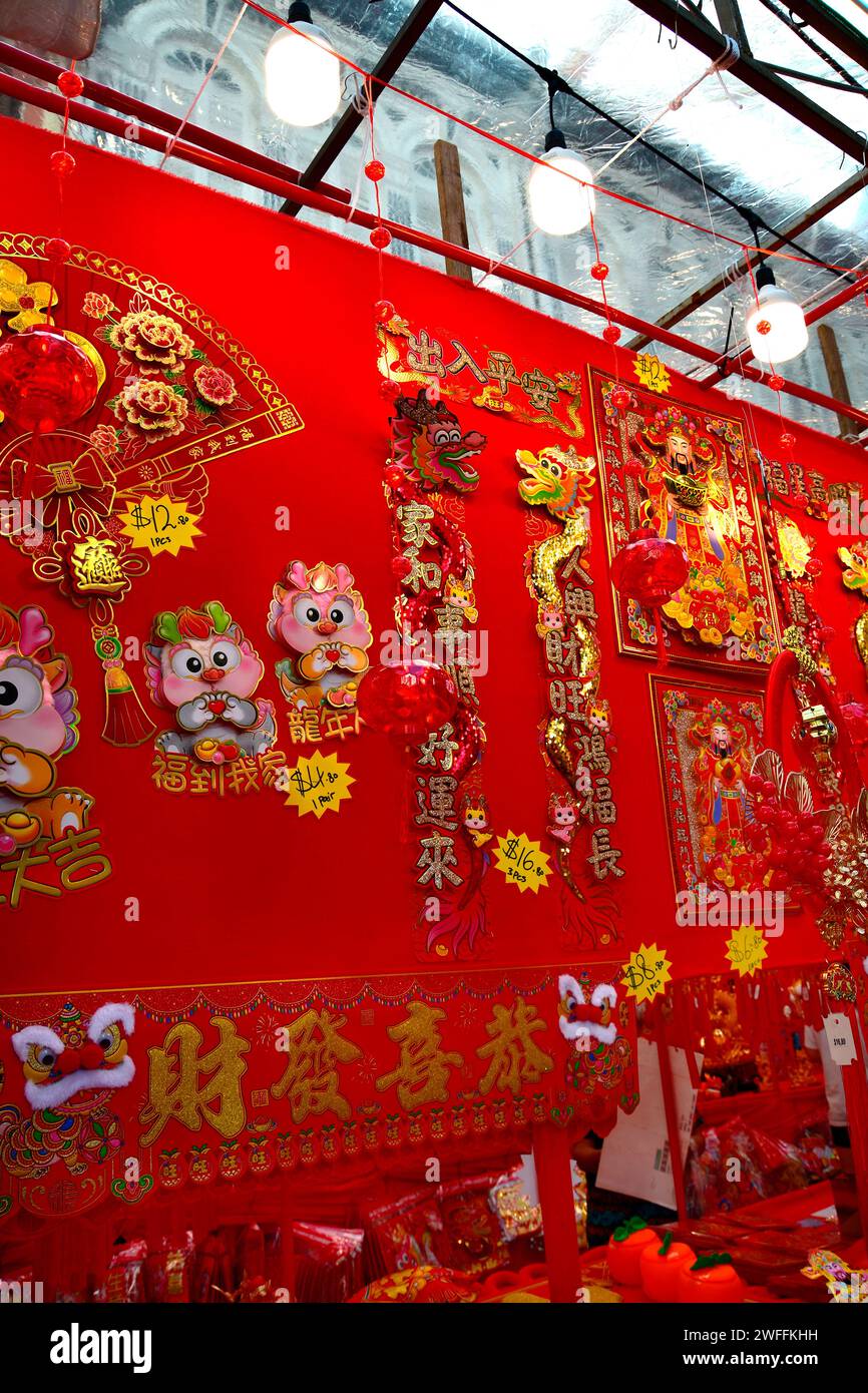 Singapour, 26 janvier 2024. Chinatown, préparation au nouvel an chinois, avec des décorations rouge vif et or exposées et à vendre. Banque D'Images