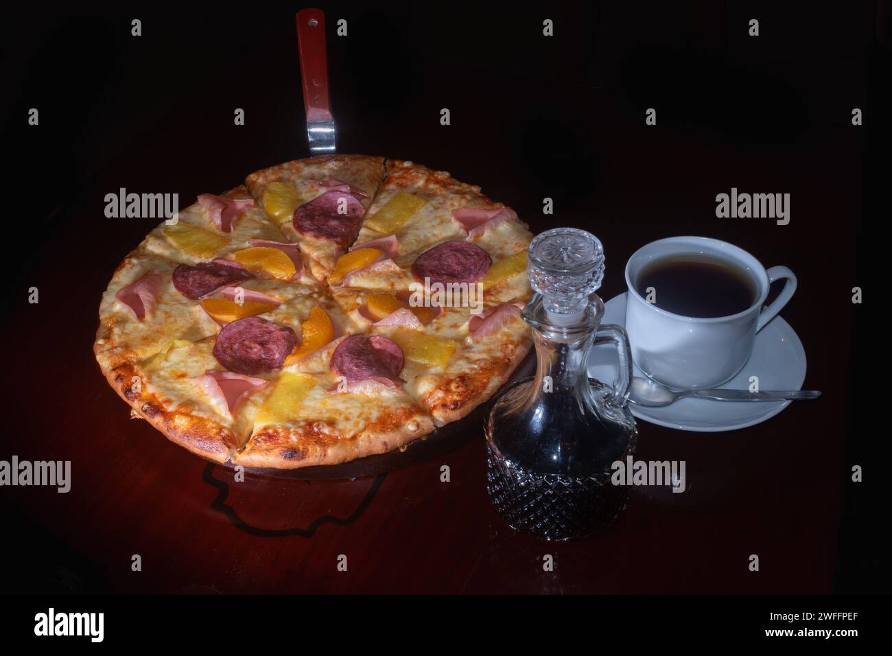 Pizza hawaïenne, fraîchement sortie du four Banque D'Images
