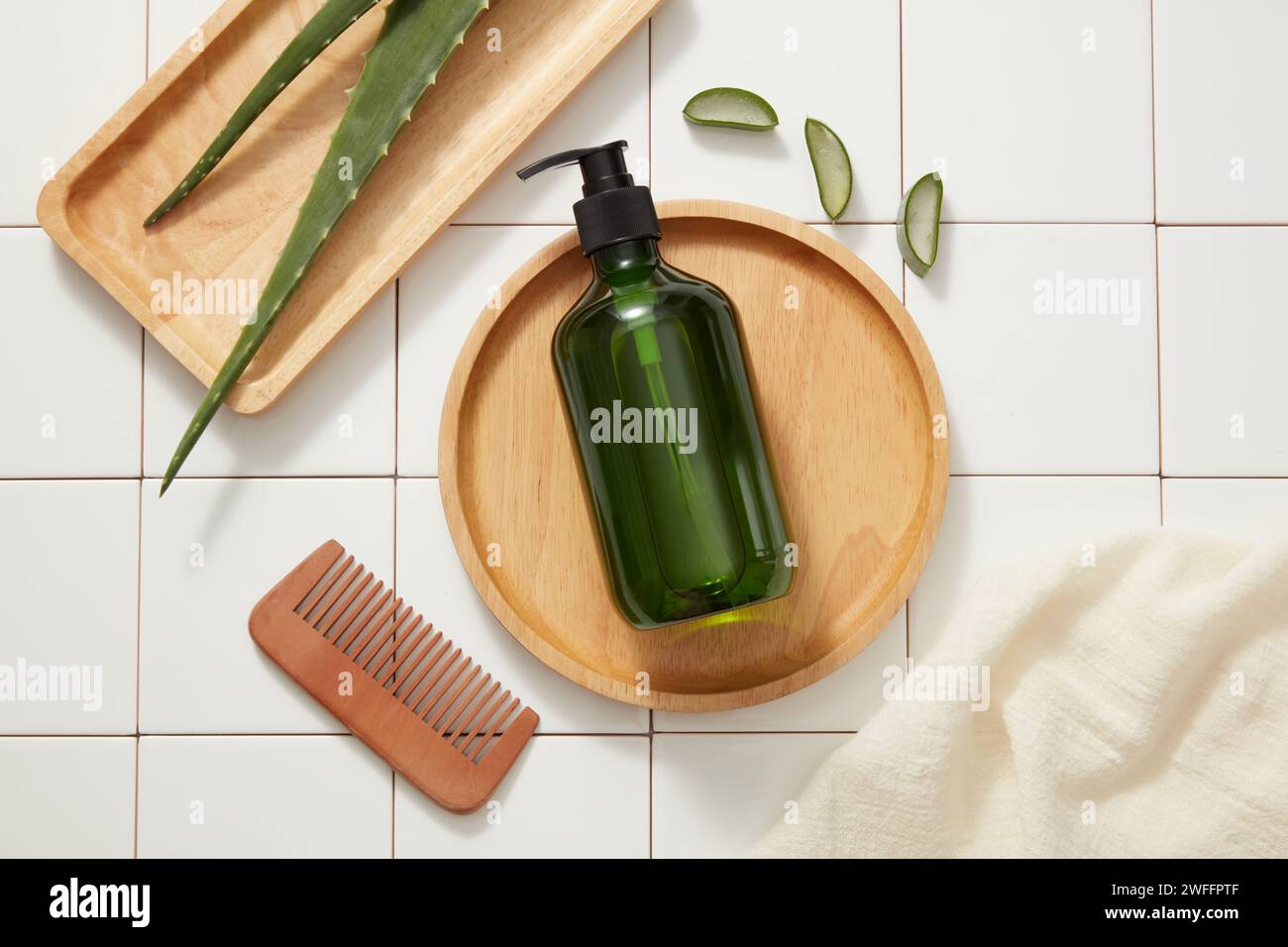 Un plat rond en bois avec bouteille de pompe placée sur, une brosse en bois et un plat d'Aloe vera sont exposés. Aloe vera (Aloe barbadensis miller) gel a anti Banque D'Images