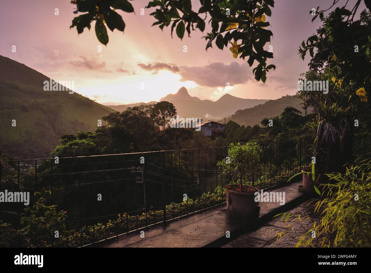 Vue idyllique à un coucher de soleil pluvieux dans la campagne du Brésil Banque D'Images