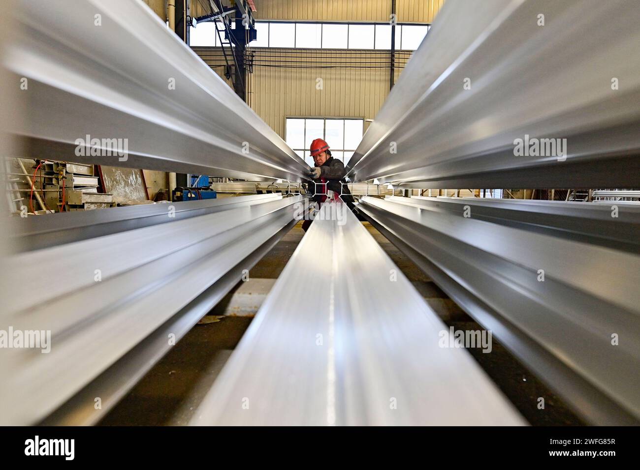 QINGZHOU, CHINE - 31 JANVIER 2024 - Un travailleur travaille dans une entreprise de fabrication d'équipements spéciaux dans la zone de développement économique de Qingzhou, dans l'est de la Chine. Banque D'Images