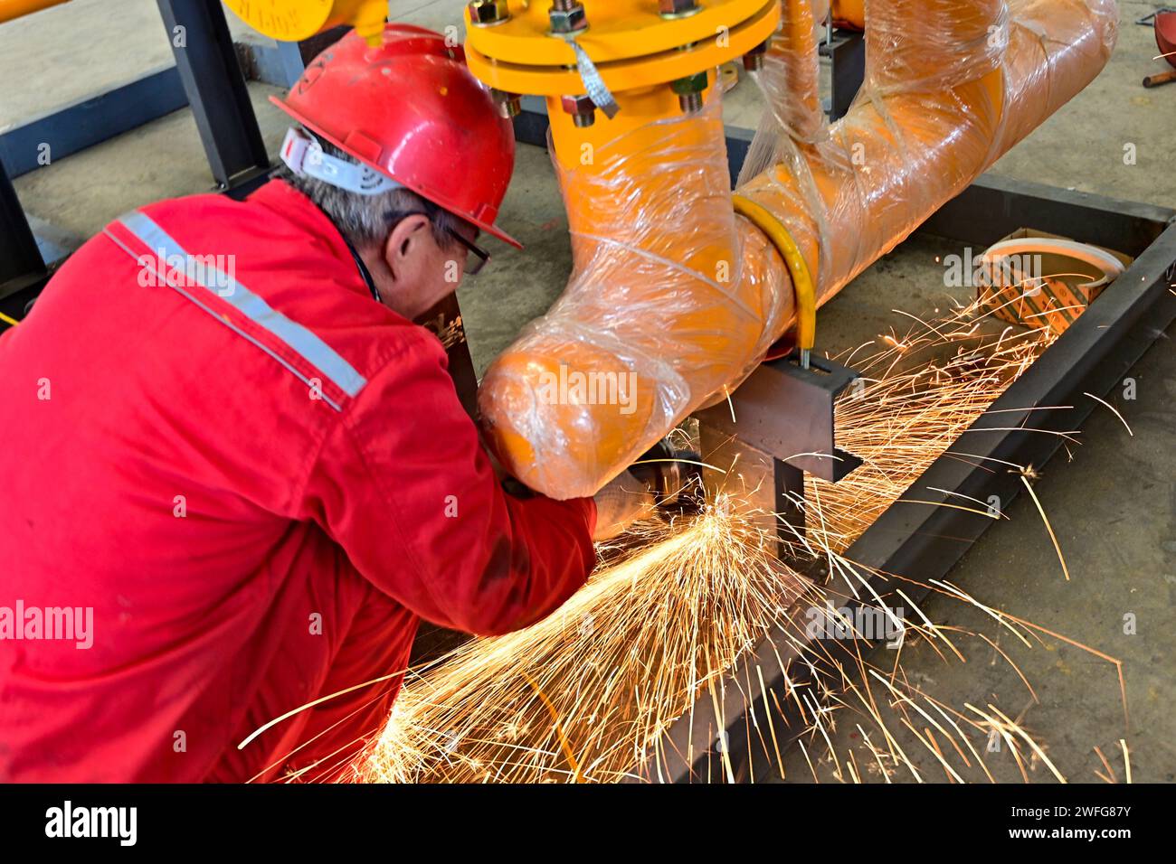 QINGZHOU, CHINE - 31 JANVIER 2024 - Un travailleur travaille dans une entreprise de fabrication d'équipements spéciaux dans la zone de développement économique de Qingzhou, dans l'est de la Chine. Banque D'Images