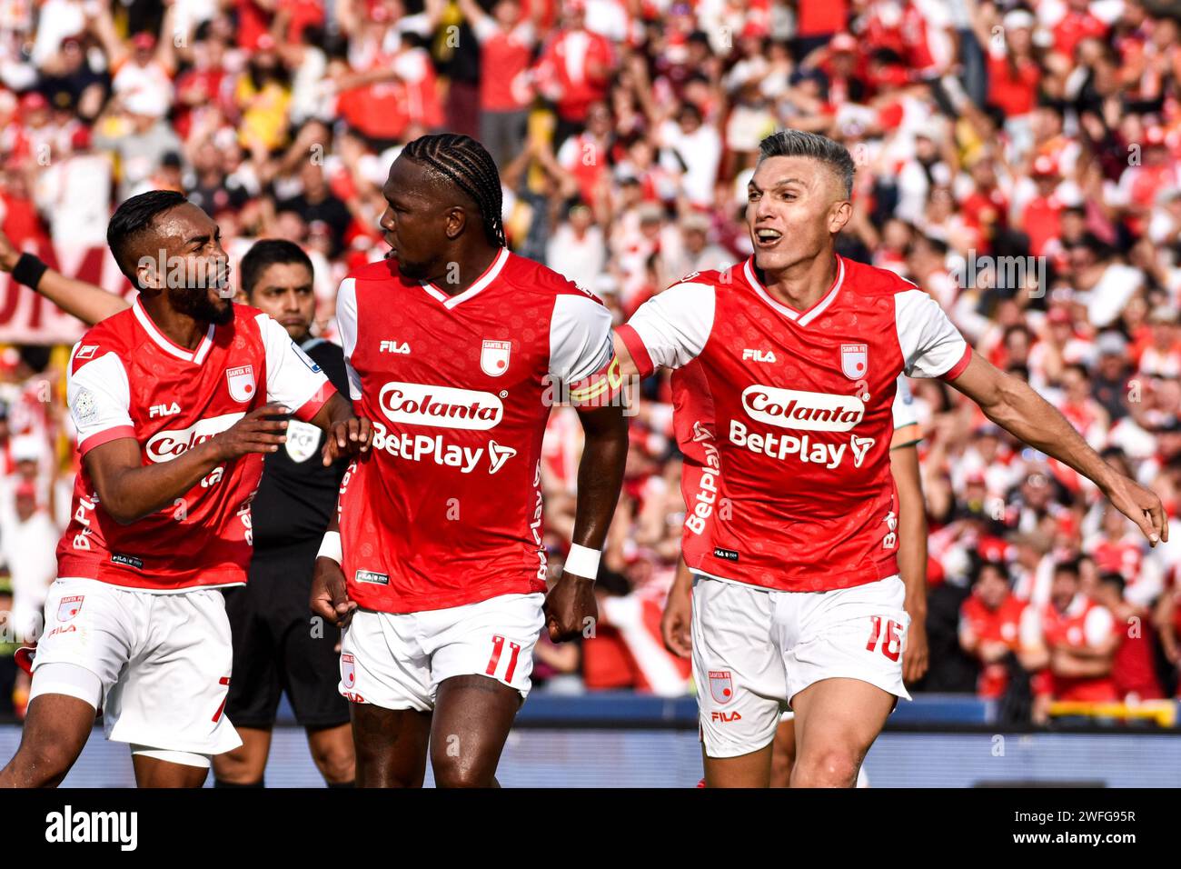 Bogota, Colombie. 27 janvier 2024. Jersson David Gonzalez (G), Hugo Rodallega (C) et Daniel Alejandro Torres (D) de l'Independiente Santa Fe fêtent leur victoire après avoir marqué un but lors du match de championnat BetPlay Dimayor entre l'Independiente Santa Fe (3) et l'Envigado FC (1) le 27 janvier 2024, à Bogota, en Colombie. Photo : Cristian Bayona/long Visual Press crédit : long Visual Press/Alamy Live News Banque D'Images