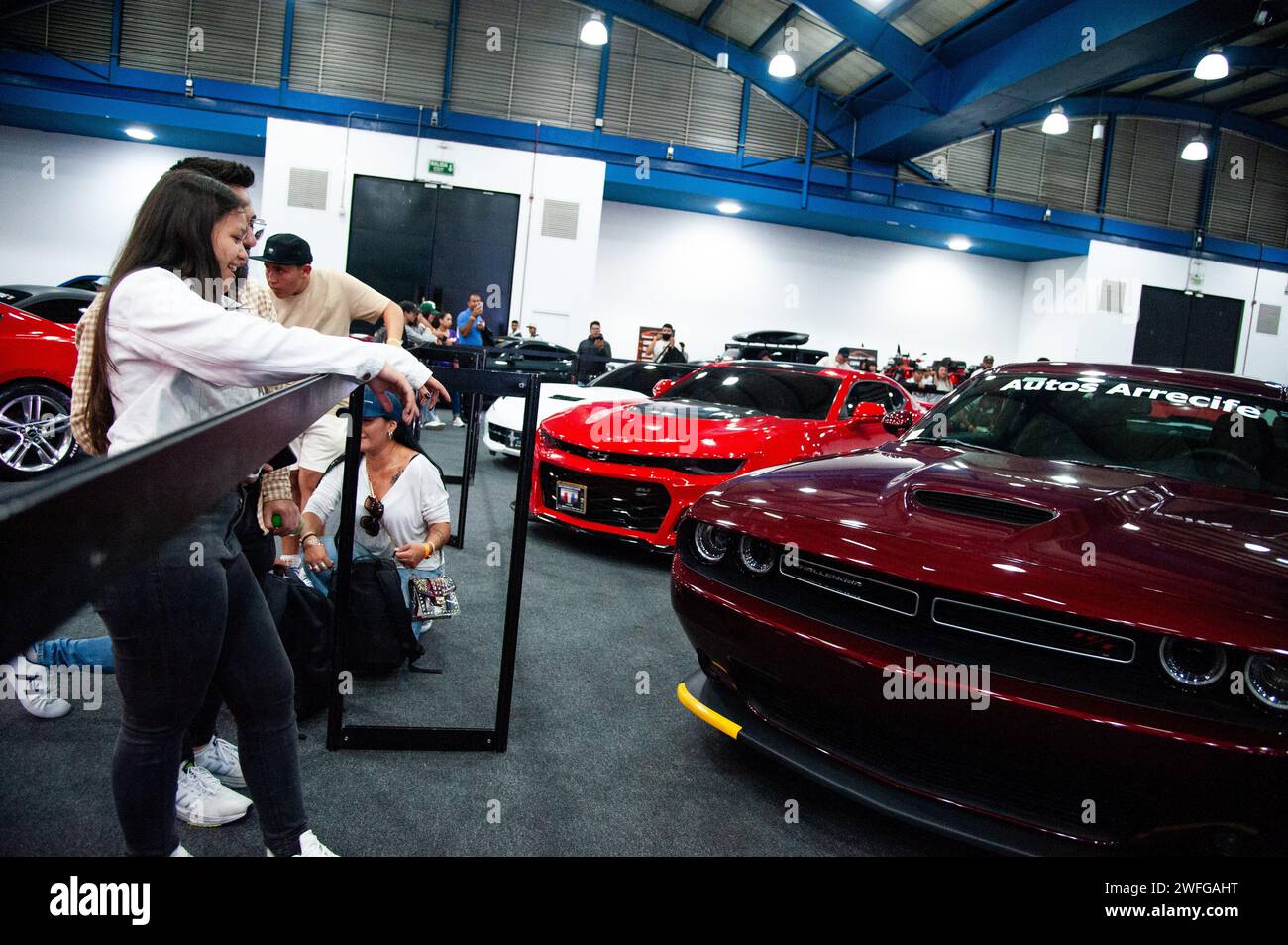 Bogota, Colombie. 27 janvier 2024. Un groupe de personnes se réunit pour regarder muscle cars lors du MCM Show 2024 à Bogota, en Colombie, où les fans et collectionneurs d'automobiles se réunissent pour apprécier la culture automobile colombienne autour du tuning, des supercars et des classiques, le 27 janvier 2024. Photo : CHEPA Beltran/long Visual Press crédit : long Visual Press/Alamy Live News Banque D'Images