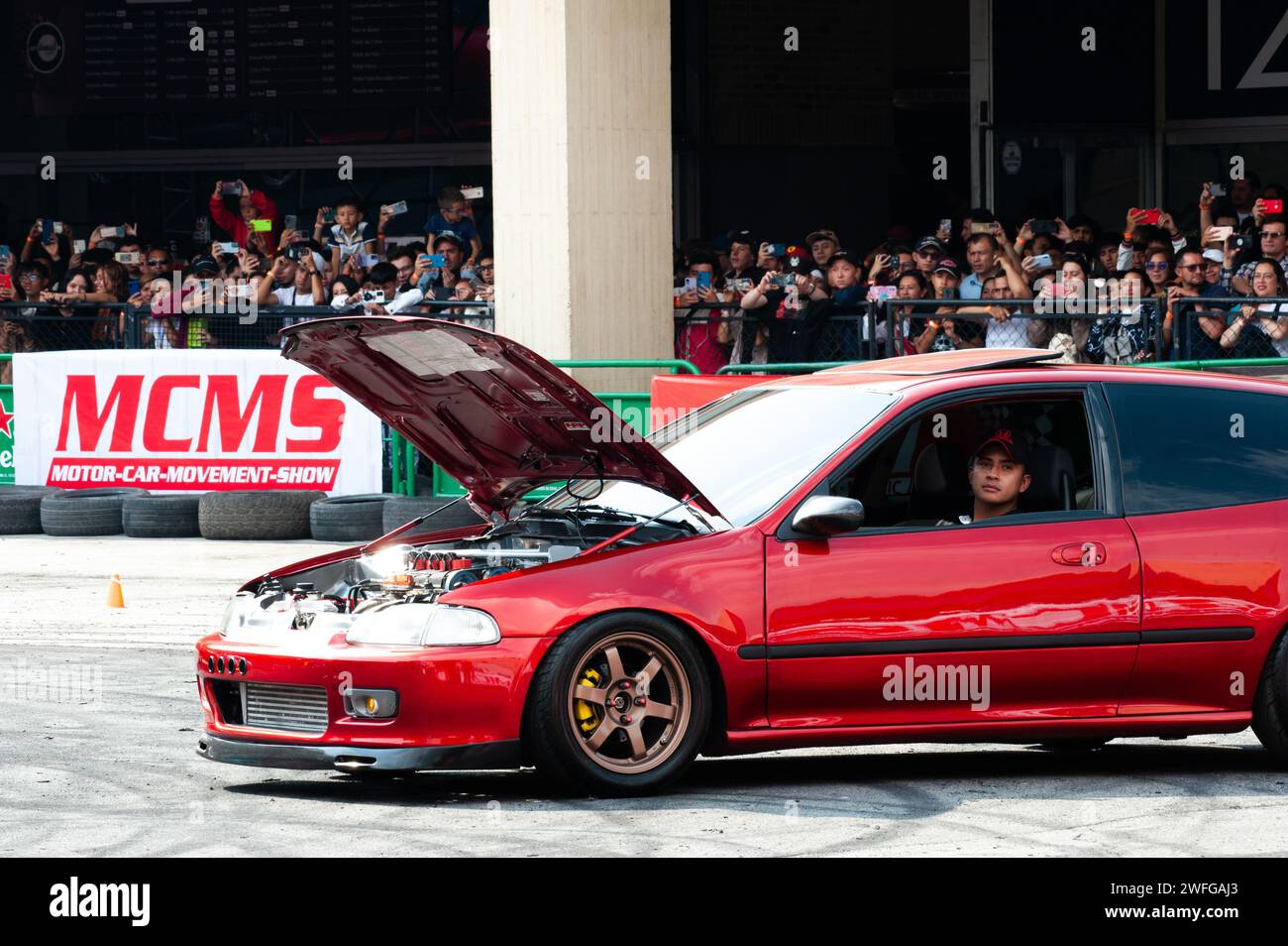 Bogota, Colombie. 27 janvier 2024. Un pilote montre sa Honda Civic syntonisée lors du MCM Show 2024 à Bogota, en Colombie, où les fans et collectionneurs d'automobiles se réunissent pour apprécier la culture automobile colombienne autour du tuning, des supercars et des classiques, le 27 janvier 2024. Photo : CHEPA Beltran/long Visual Press crédit : long Visual Press/Alamy Live News Banque D'Images